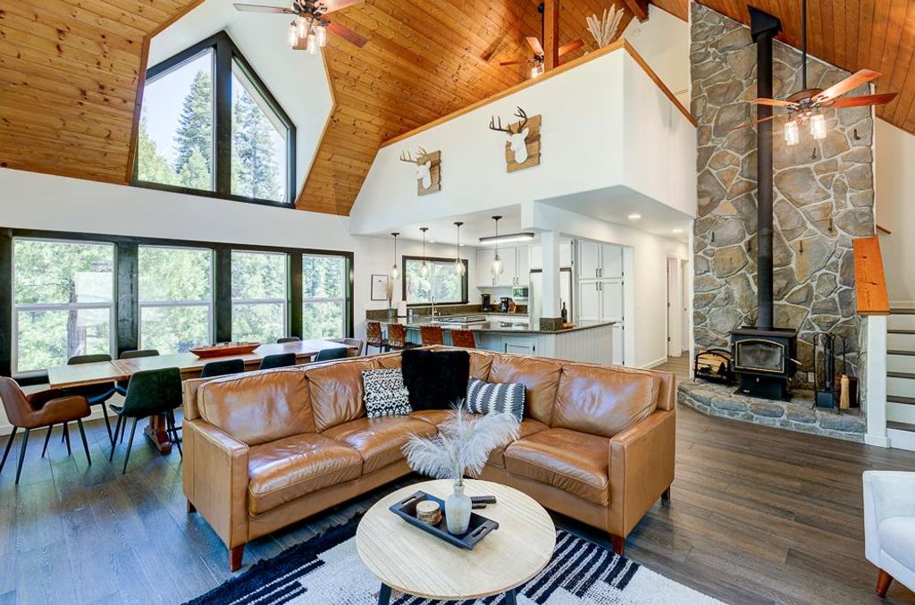 Image 13 of property listing at 41092 Woodridge Lane, Shaver Lake, CA 93664