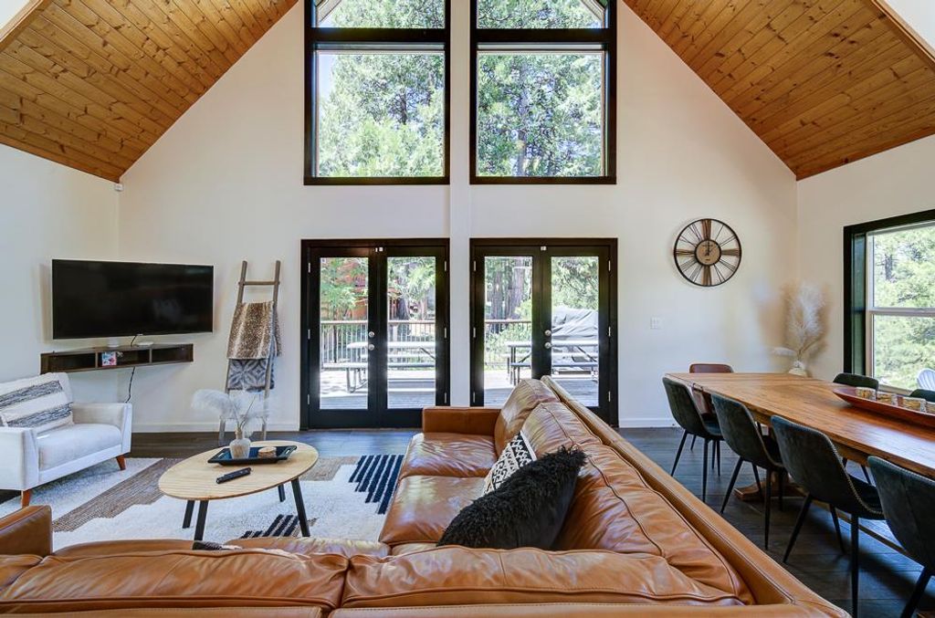 Image 14 of property listing at 41092 Woodridge Lane, Shaver Lake, CA 93664