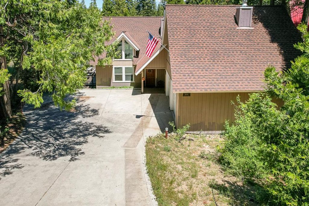 Image 2 of property listing at 41092 Woodridge Lane, Shaver Lake, CA 93664
