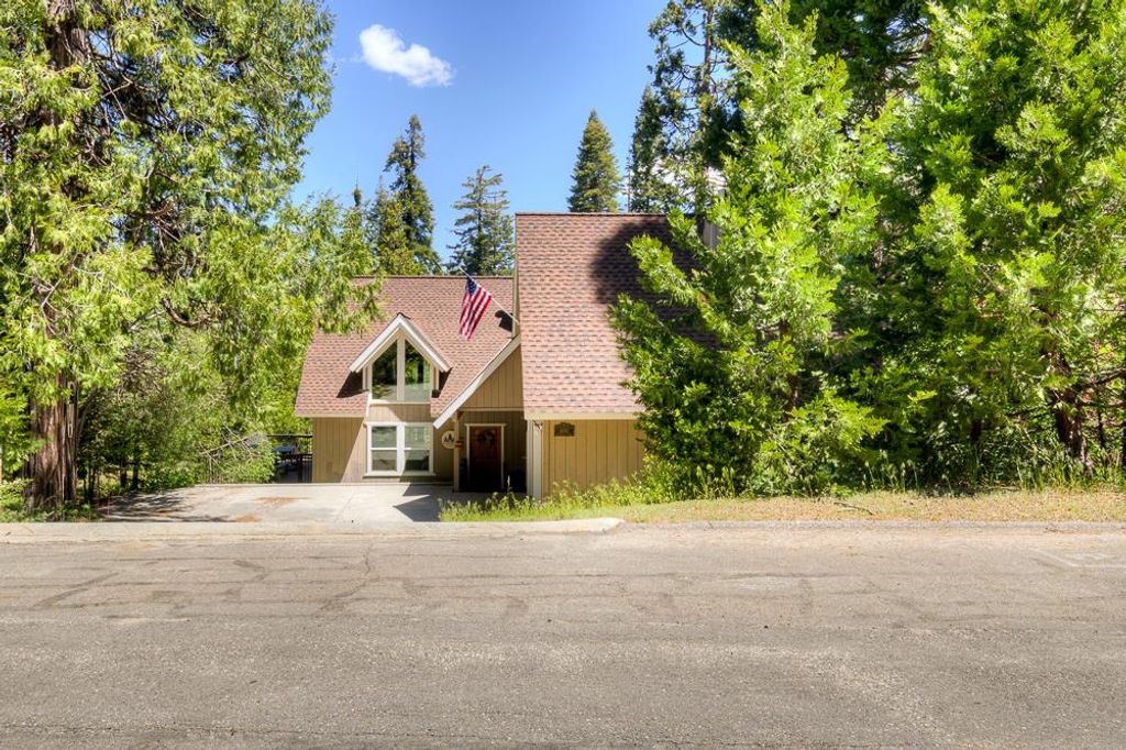 Image 3 of property listing at 41092 Woodridge Lane, Shaver Lake, CA 93664