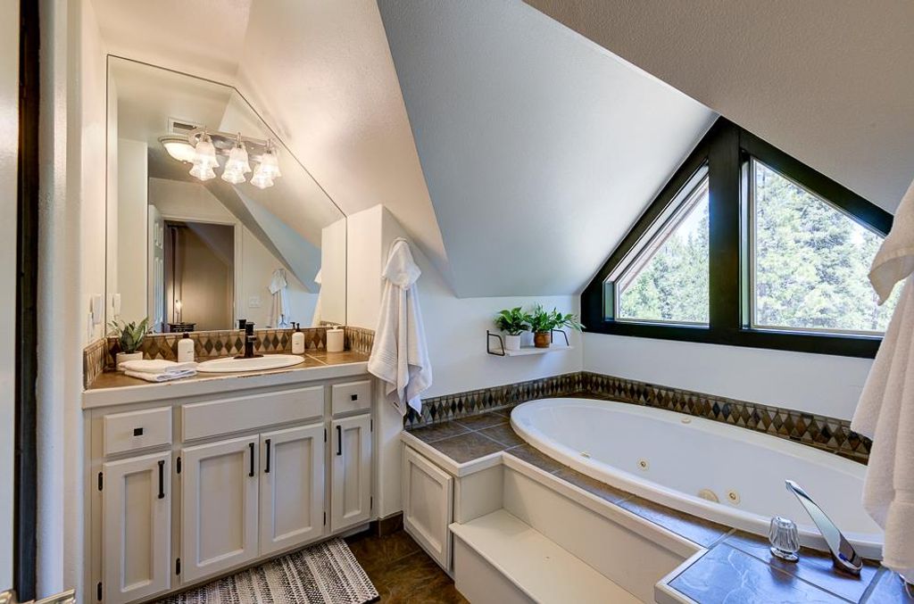 Image 33 of property listing at 41092 Woodridge Lane, Shaver Lake, CA 93664