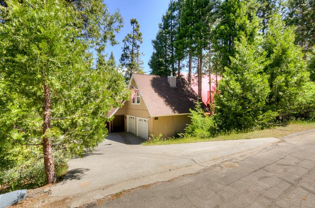 Image 4 of property listing at 41092 Woodridge Lane, Shaver Lake, CA 93664