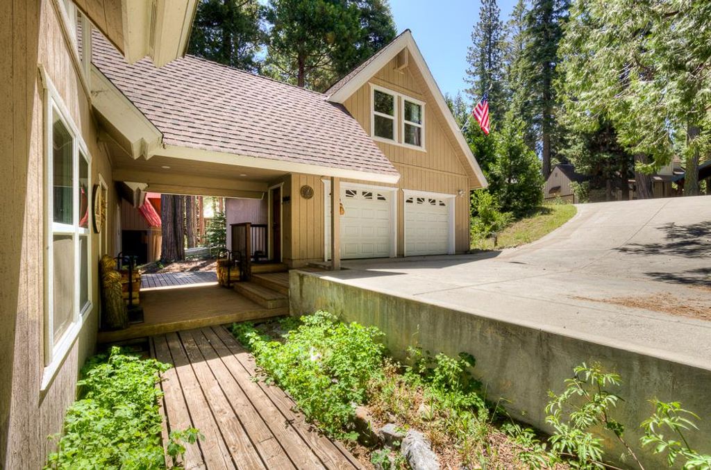 Image 5 of property listing at 41092 Woodridge Lane, Shaver Lake, CA 93664