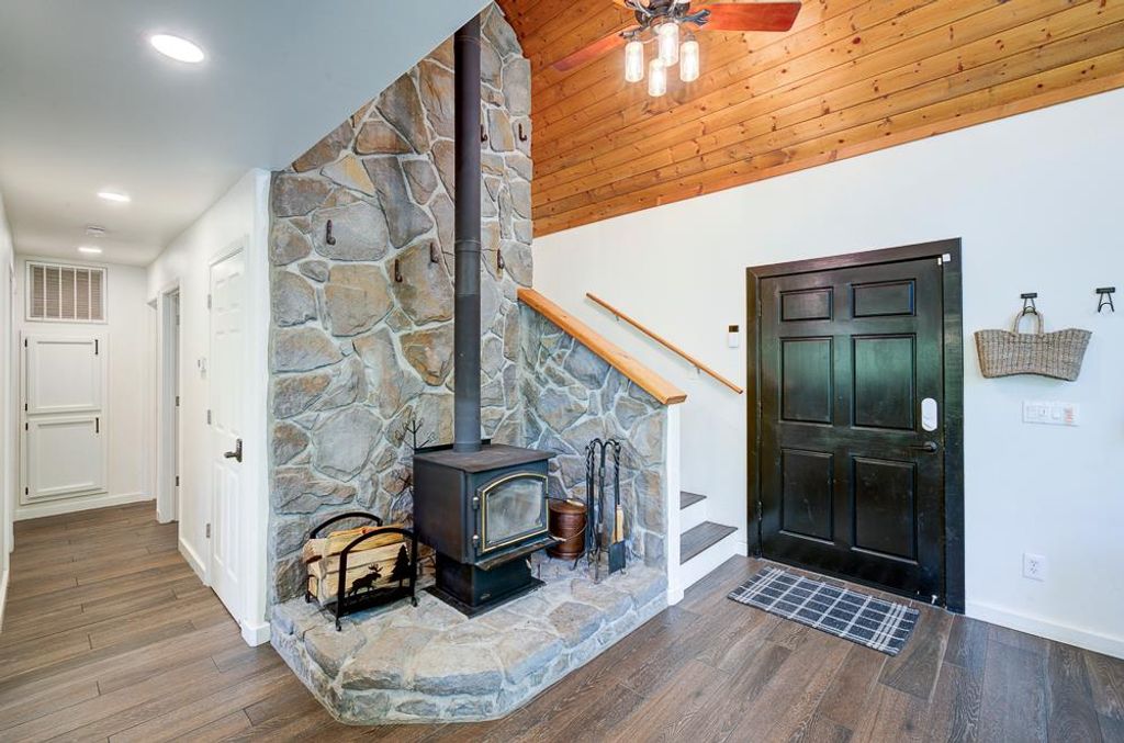 Image 8 of property listing at 41092 Woodridge Lane, Shaver Lake, CA 93664
