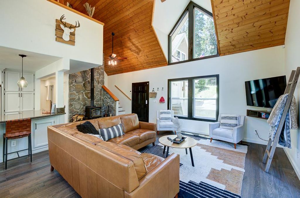 Image 9 of property listing at 41092 Woodridge Lane, Shaver Lake, CA 93664