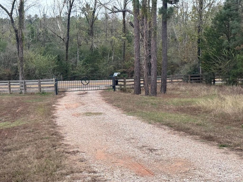 3901 E Fm 942, Livingston, TX 77351