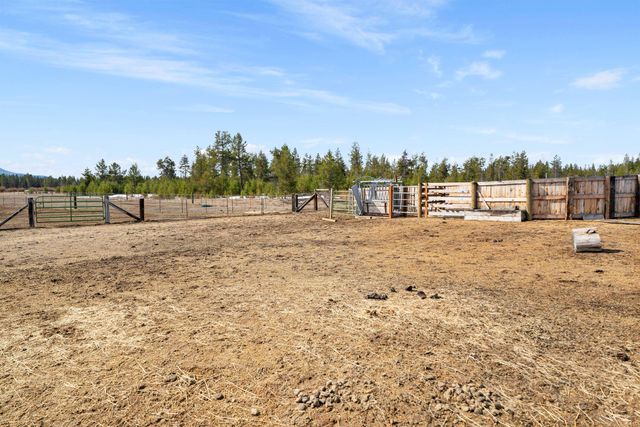 1052 S Airport Drive, Crescent, OR 97733