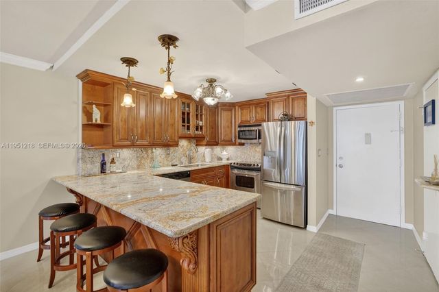 1000 Parkview Dr 806, Hallandale Beach, FL 33009