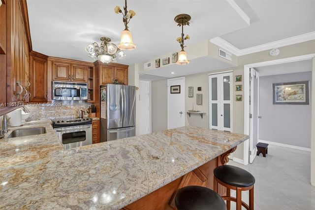 1000 Parkview Dr 806, Hallandale Beach, FL 33009