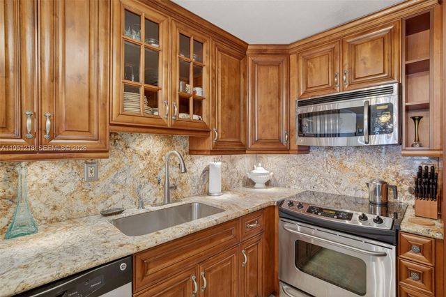 1000 Parkview Dr 806, Hallandale Beach, FL 33009