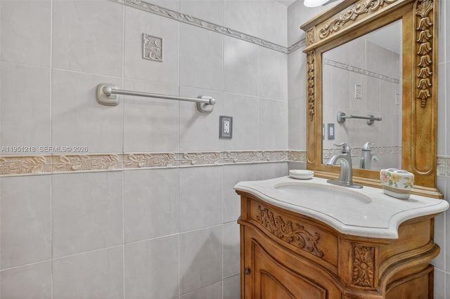 1000 Parkview Dr 806, Hallandale Beach, FL 33009