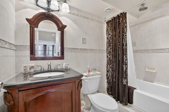 1000 Parkview Dr 806, Hallandale Beach, FL 33009