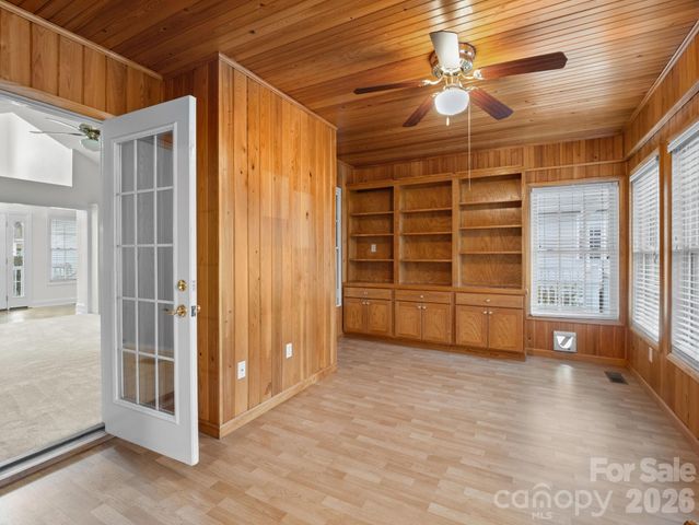 127 Kingfisher Lane, Mills River, NC 28759