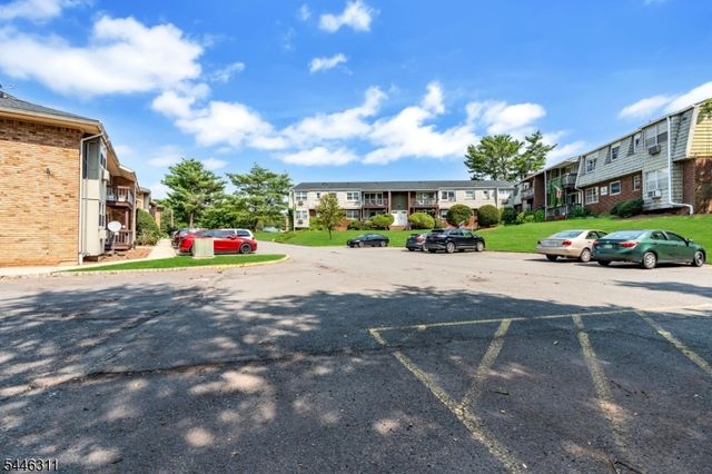 38 Deanna Dr 105, Hillsborough Twp., NJ 08844