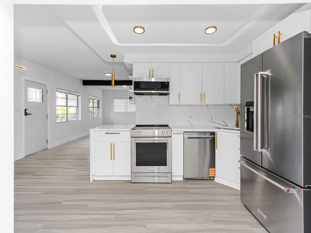 Image 6 of property listing at 4201 PARK LAKE STREET, Orlando, FL 32803