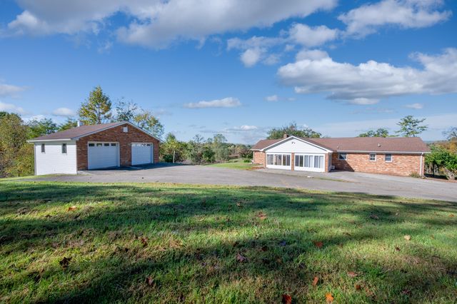 329 Parkway LN, Floyd, VA 24091