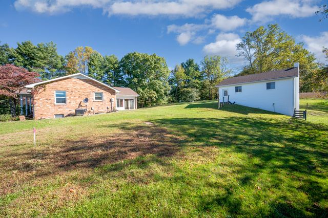 329 Parkway LN, Floyd, VA 24091