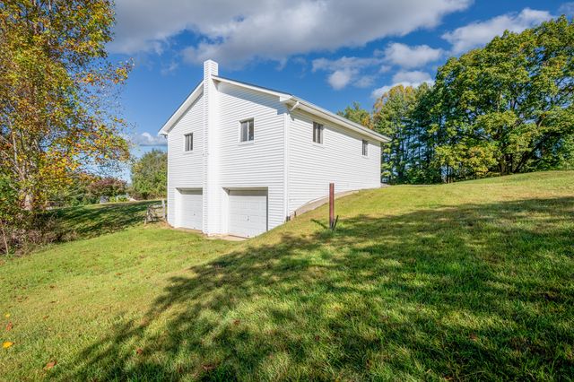 329 Parkway LN, Floyd, VA 24091