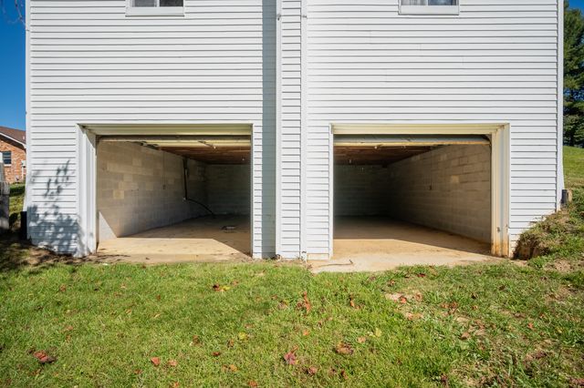 329 Parkway LN, Floyd, VA 24091