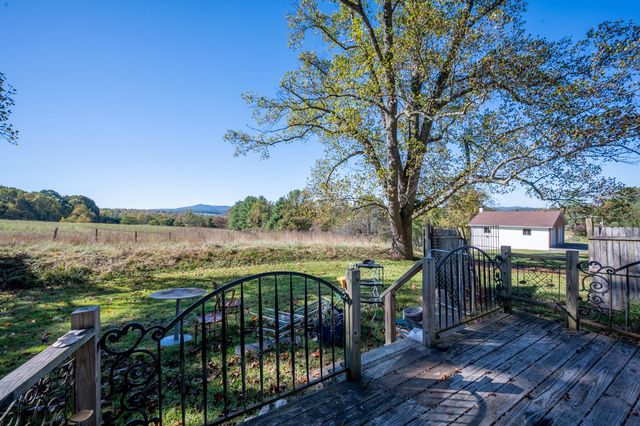 329 Parkway LN, Floyd, VA 24091