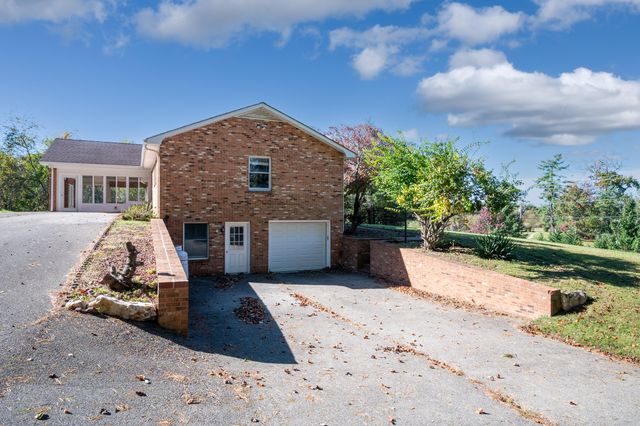 329 Parkway LN, Floyd, VA 24091