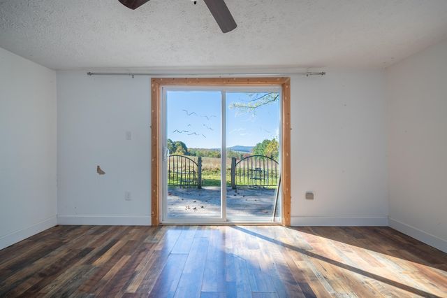 329 Parkway LN, Floyd, VA 24091