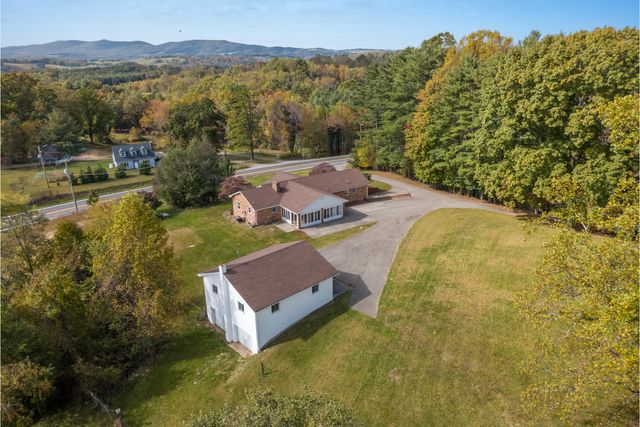 329 Parkway LN, Floyd, VA 24091