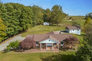 329 Parkway LN, Floyd, VA 24091