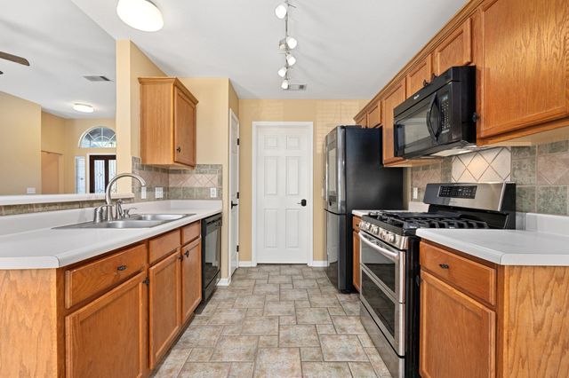600 Sparkling Brook LN, Leander, TX 78641