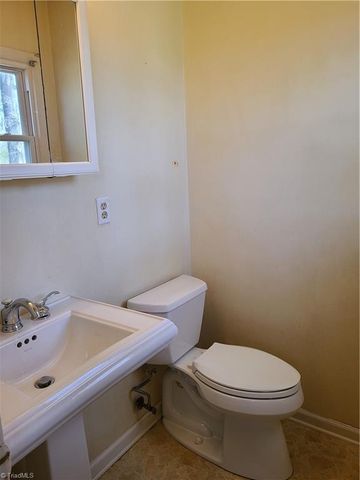 1305 E Rollingwood Circle, Winston-salem, NC 27105