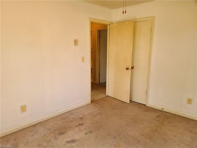 1305 E Rollingwood Circle, Winston-salem, NC 27105