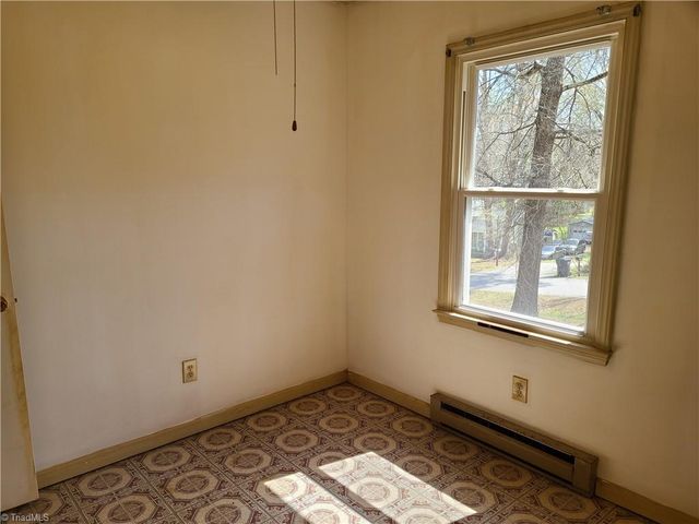 1305 E Rollingwood Circle, Winston-salem, NC 27105