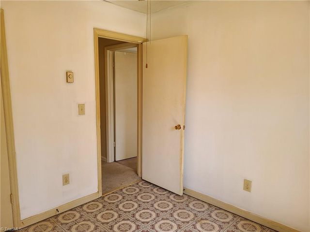 1305 E Rollingwood Circle, Winston-salem, NC 27105