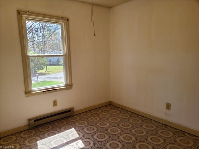 1305 E Rollingwood Circle, Winston-salem, NC 27105