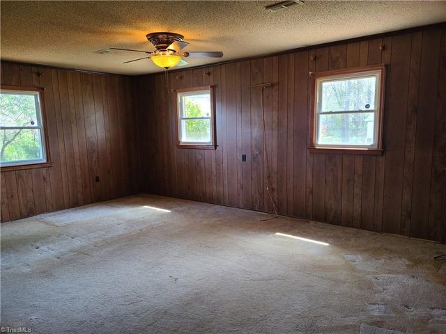 1305 E Rollingwood Circle, Winston-salem, NC 27105