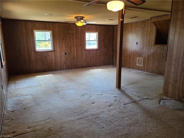 1305 E Rollingwood Circle, Winston-salem, NC 27105