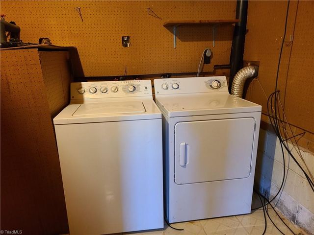 1305 E Rollingwood Circle, Winston-salem, NC 27105