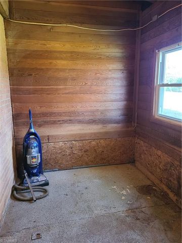 1305 E Rollingwood Circle, Winston-salem, NC 27105