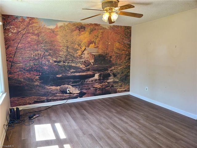 1305 E Rollingwood Circle, Winston-salem, NC 27105