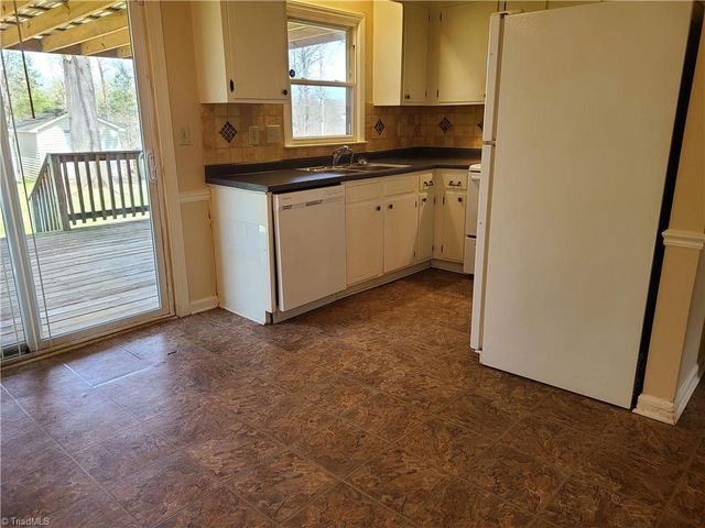 1305 E Rollingwood Circle, Winston-salem, NC 27105