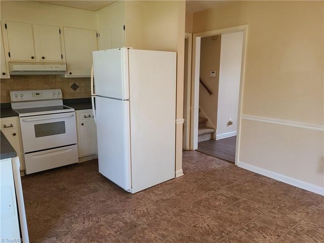 1305 E Rollingwood Circle, Winston-salem, NC 27105