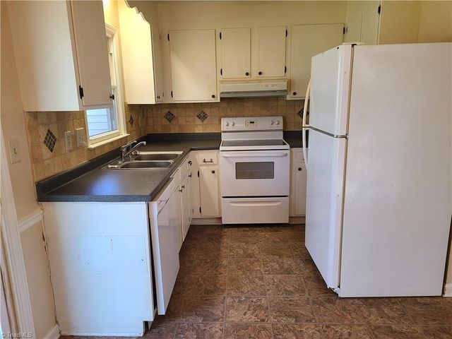 1305 E Rollingwood Circle, Winston-salem, NC 27105