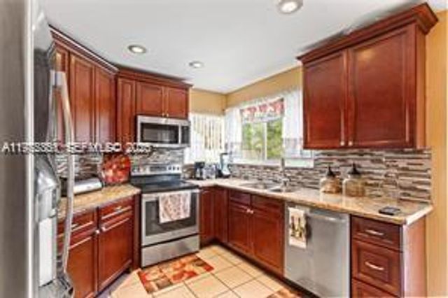 1071 SW 101st Ter, Pembroke Pines, FL 33025