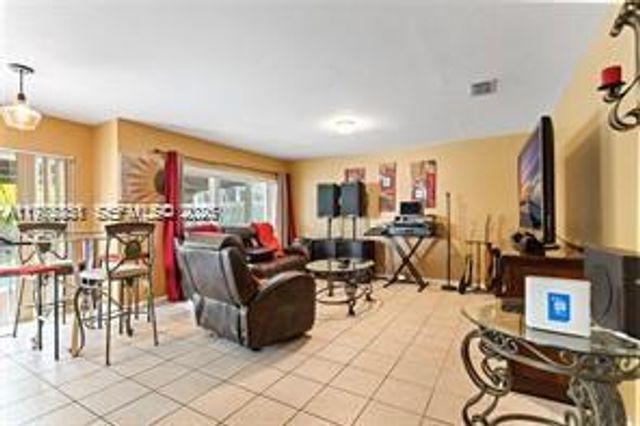 1071 SW 101st Ter, Pembroke Pines, FL 33025