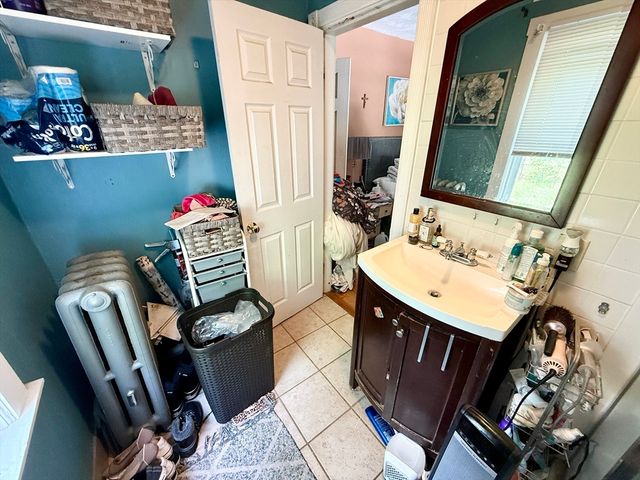 14 Ellington St, Agawam, MA 01001