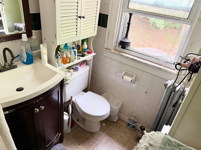 14 Ellington St, Agawam, MA 01001