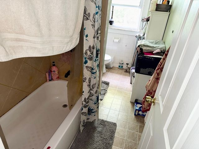 14 Ellington St, Agawam, MA 01001