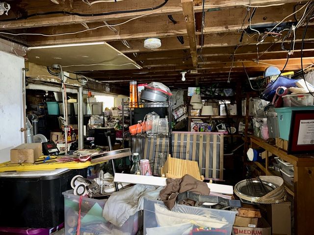 14 Ellington St, Agawam, MA 01001