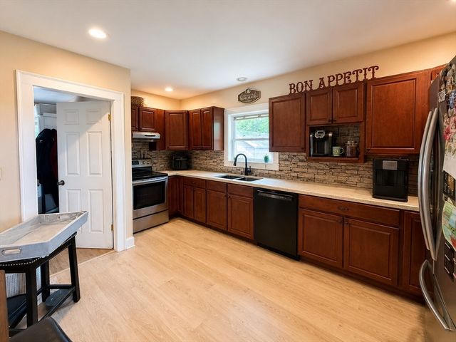 14 Ellington St, Agawam, MA 01001