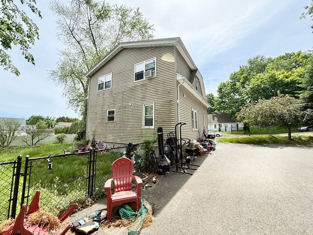 14 Ellington St, Agawam, MA 01001
